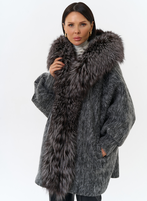 Женский удлиненный пуховик с отделкой из меха чернобурки