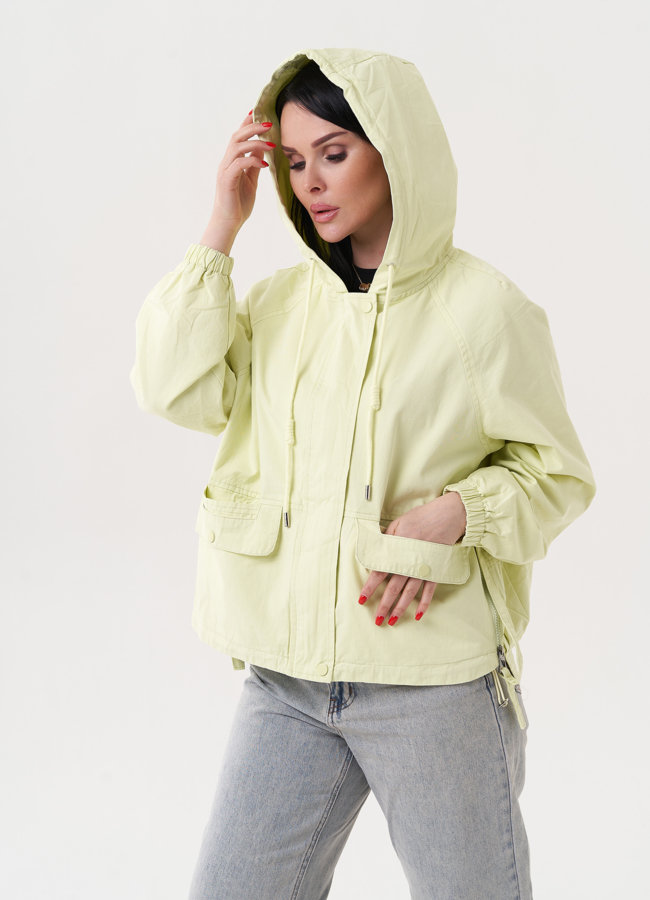 Ветровка зеленого цвета с капюшоном модель № 27263 в кредит