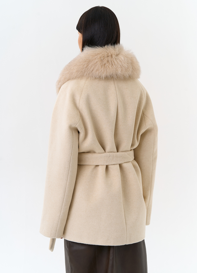 фото Женское утепленное пальто с отделкой из меха песца модель № 32004