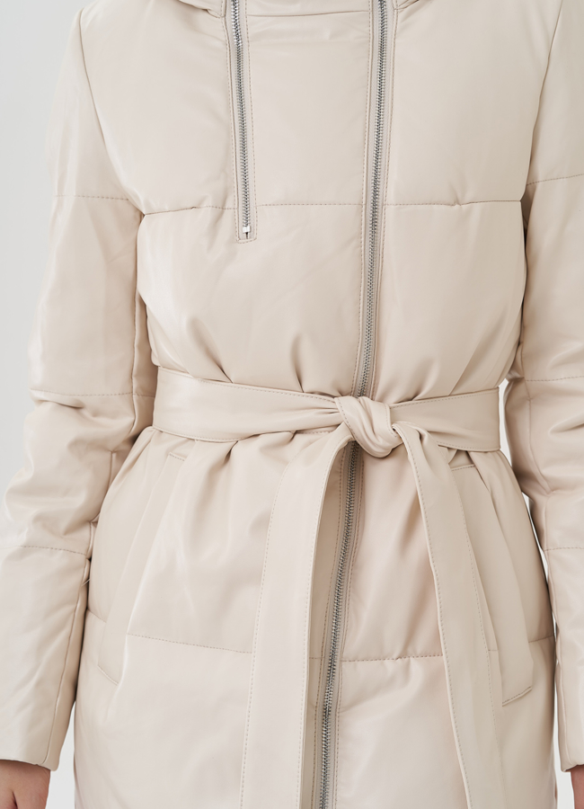 Пуховик из эко кожи молочного цвета с капюшоном модель № 25711 универмаг малина