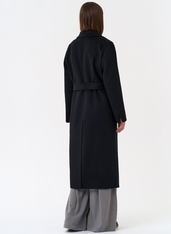 Женское пальто с английским воротником