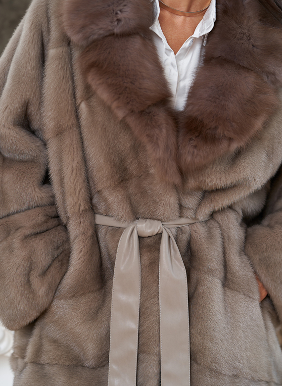 Женская шуба из меха норки с воротником из меха куницы