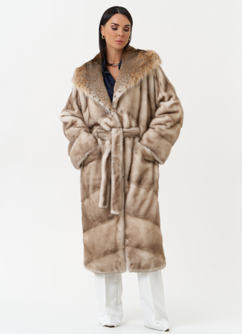 Женская шуба из меха норки с капюшоном из меха рыси