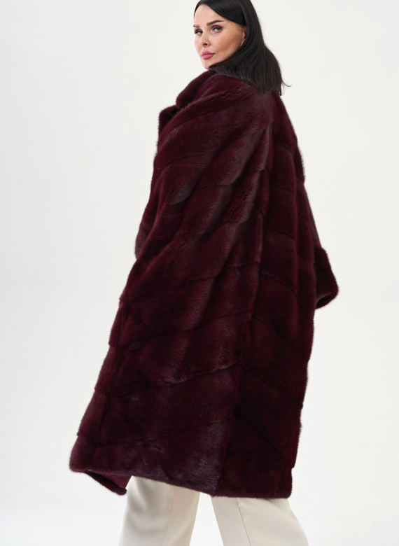 Шуба из меха норки бордового цвета