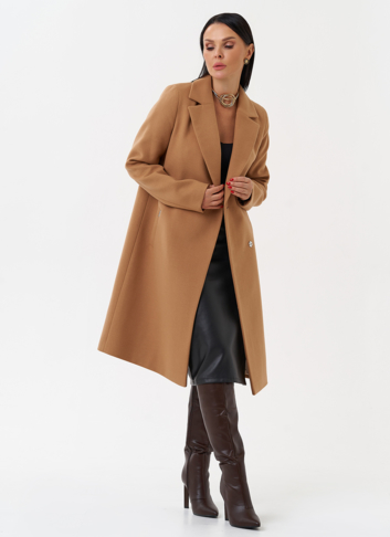 Женское пальто с английским воротником