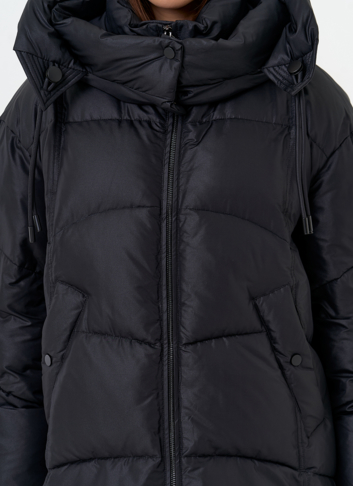 Женский пуховик черного цвета с капюшоном