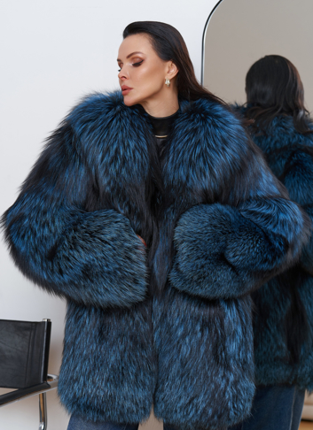 Шуба из меха чернобурки голубого цвета