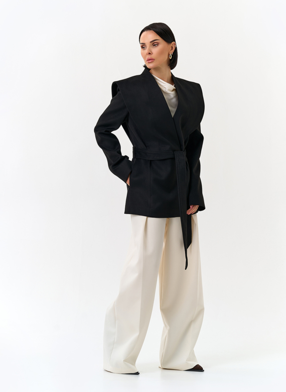 Женское укороченное пальто с акцентными плечами