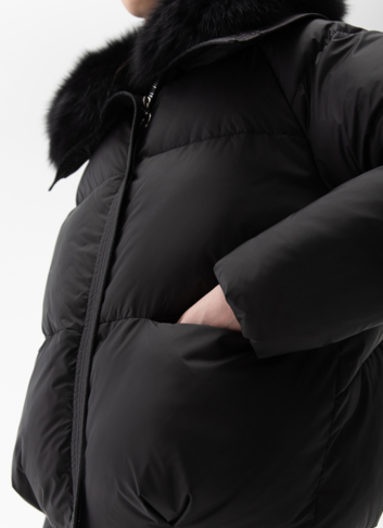 Женский пуховик с отделкой из меха песца