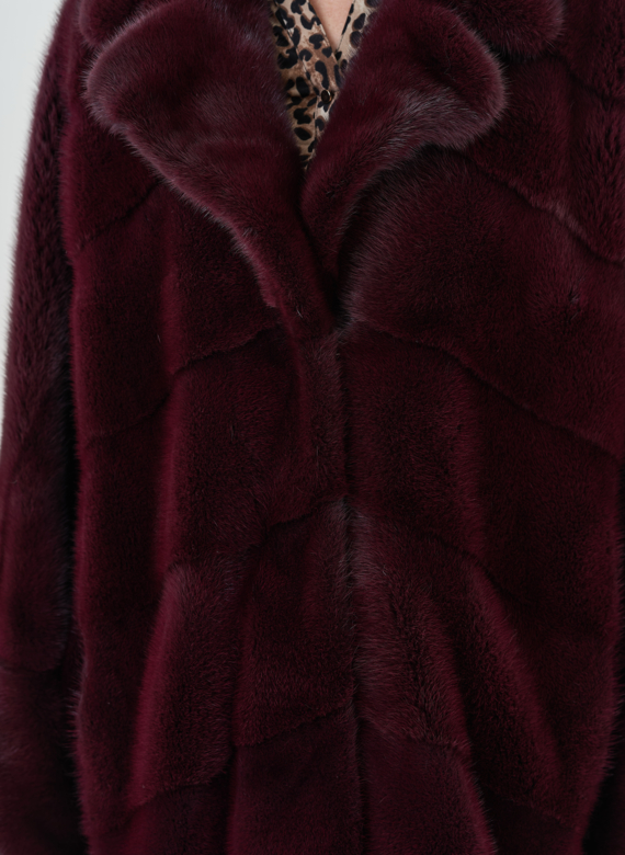 Шуба из меха норки бордового цвета