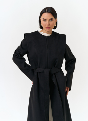 Женское длинное пальто с акцентными плечами