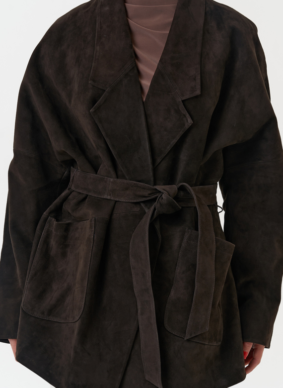 Куртка из натуральной замши коричневого цвета