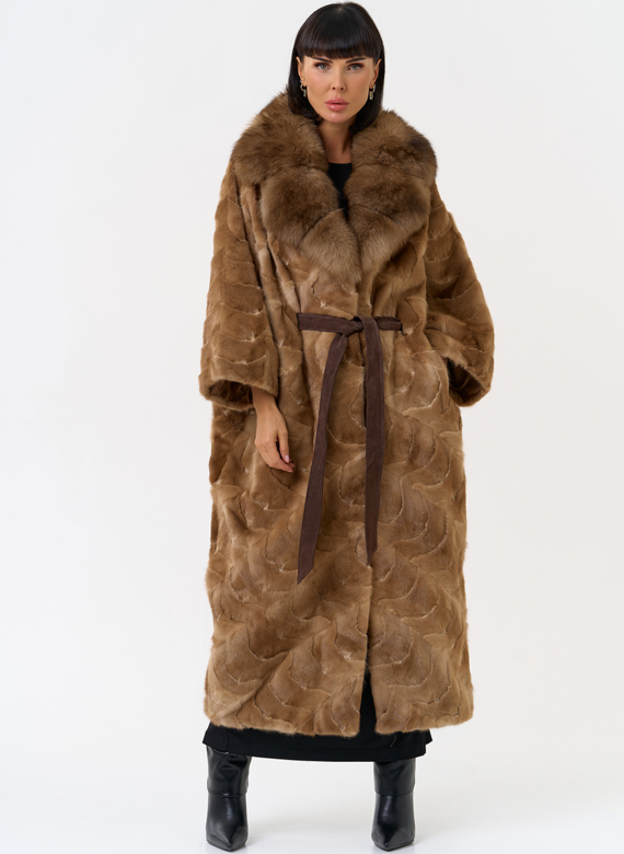 Женская шуба из меха норки с воротником их меха песца