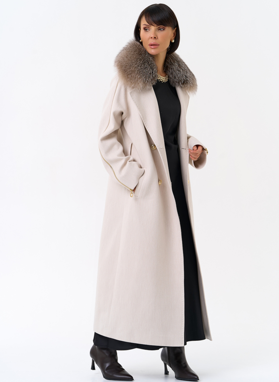 Утепленное женское пальто с английским воротником из меха лисы