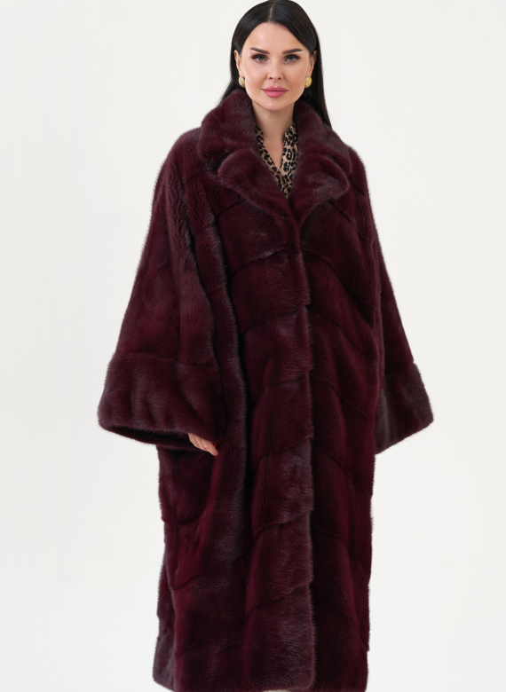 Шуба из меха норки бордового цвета