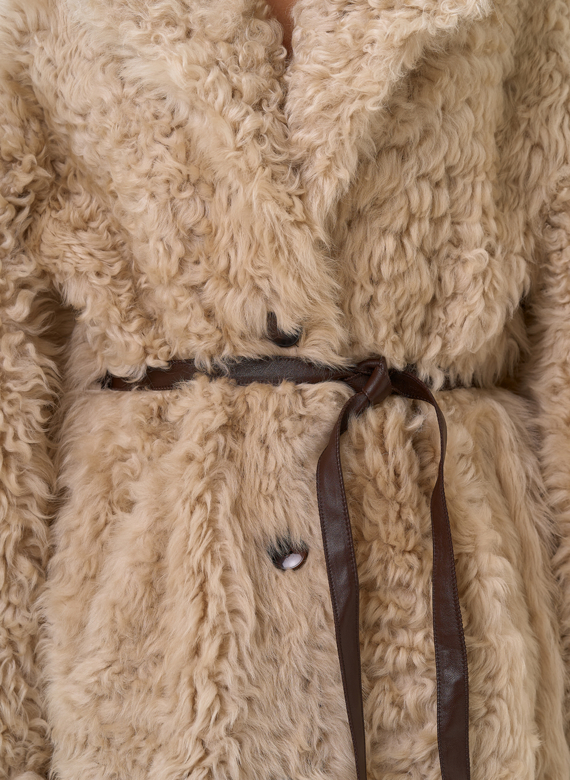 Женская двухсторонняя дубленка с декоративным поясом