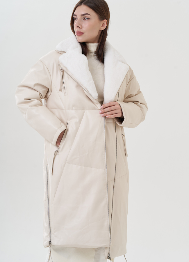 Пуховик женский из эко кожи с английским воротником в светлом цвете модель № 25467 меха малина