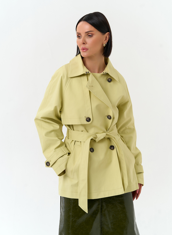 Женский укороченный плащ с поясом