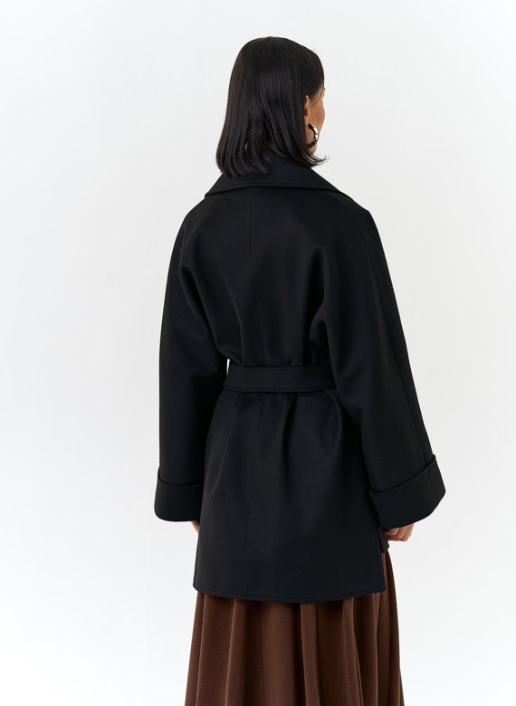 Женское укороченное пальто черного цвета