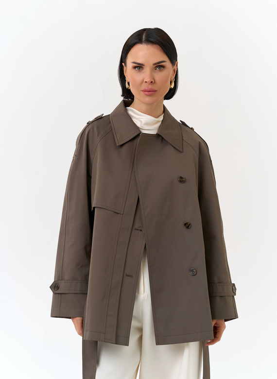 Женский укороченный плащ с поясом