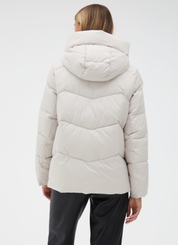 Женский светлый пуховик с капюшоном