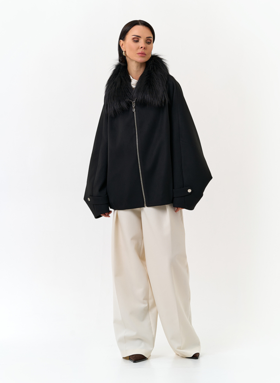 Женское укороченное пальто с отделкой из меха лисы