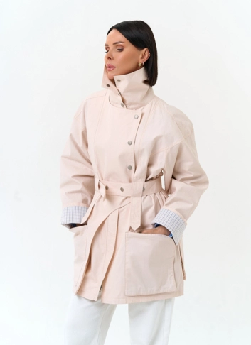 Женский светлый плащ с поясом