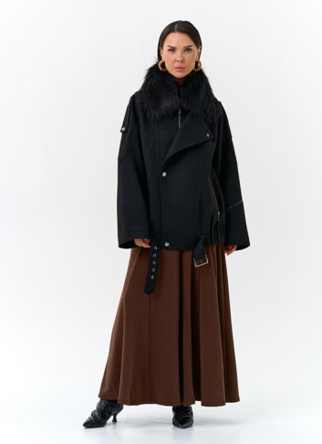 Женское укороченное пальто с отделкой из меха лисы