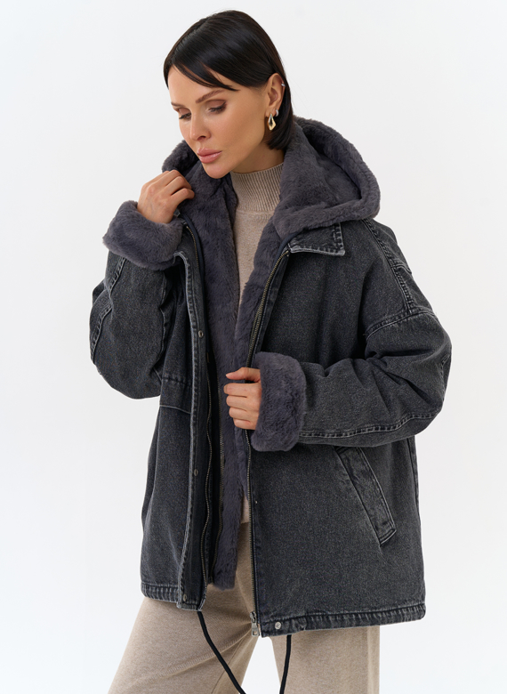 Женская утепленная джинсовая куртка с отделкой из эко меха