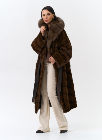 Шуба из меха норки с капюшоном из меха куницы