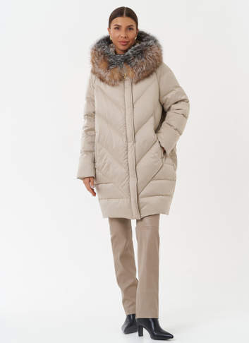 Светлый пуховик с мехом чернобурки