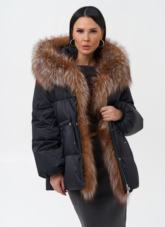 Женский пуховик с отделкой из меха лисы