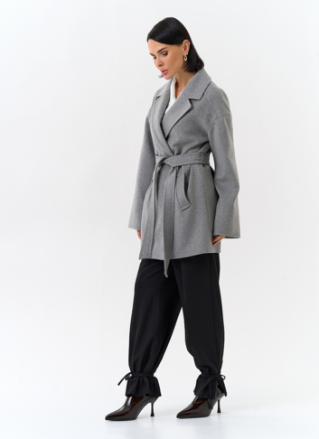Женское укороченное пальто в сером цвете