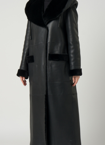 Удлиненная женская дубленка с капюшоном