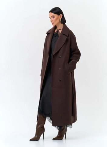 Женское пальто с английским воротником