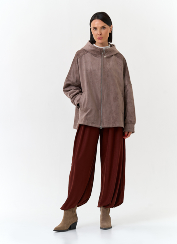 Женская куртка из эко замши с капюшоном