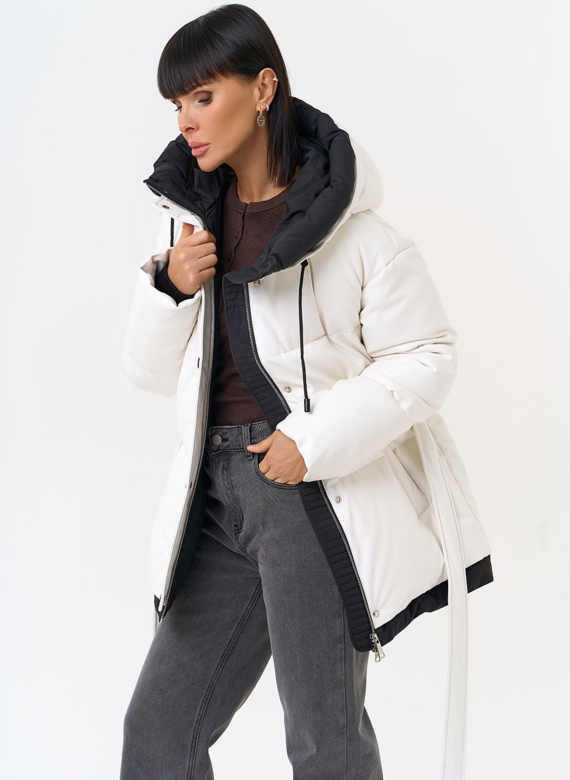Белый пуховик из эко кожи с поясом