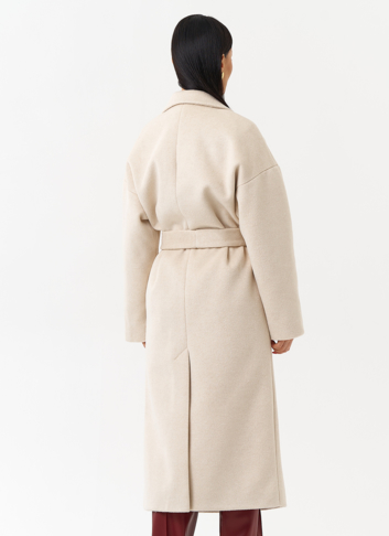 Женское пальто с английским воротником