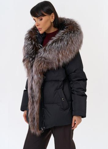 Женский пуховик с отделкой из меха блюфрост