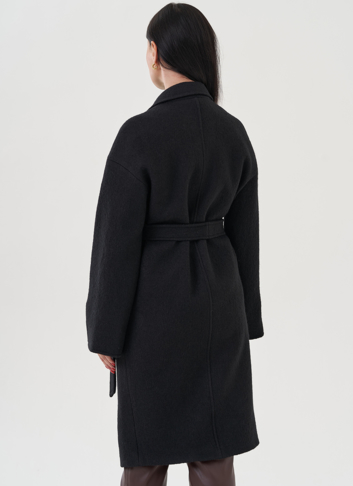 Женское пальто с английским воротником черного цвета 