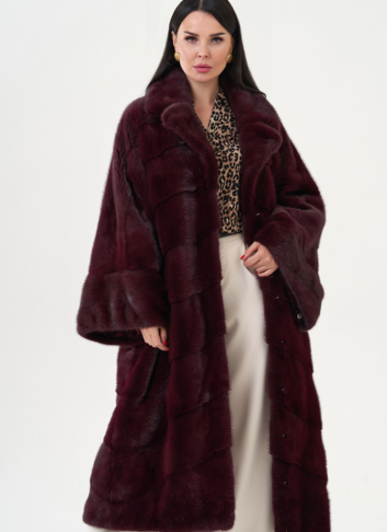 Шуба из меха норки бордового цвета