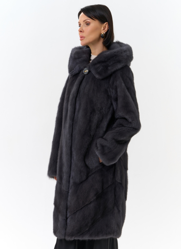Женская шуба в сером цвете