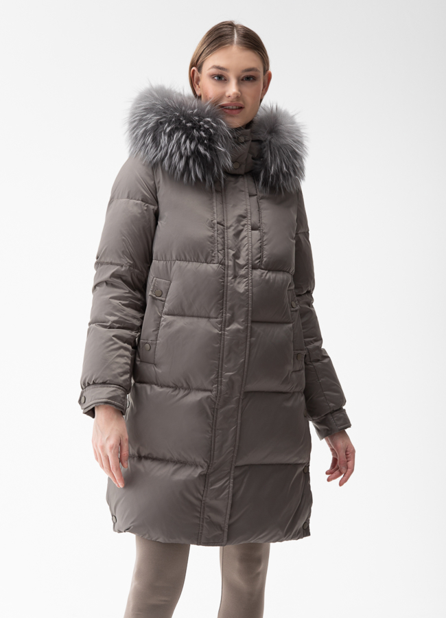 Женский пуховик с капюшоном из меха енота модель № 29205 меха малина