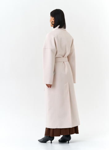 Светлое женское пальто с воротником шаль