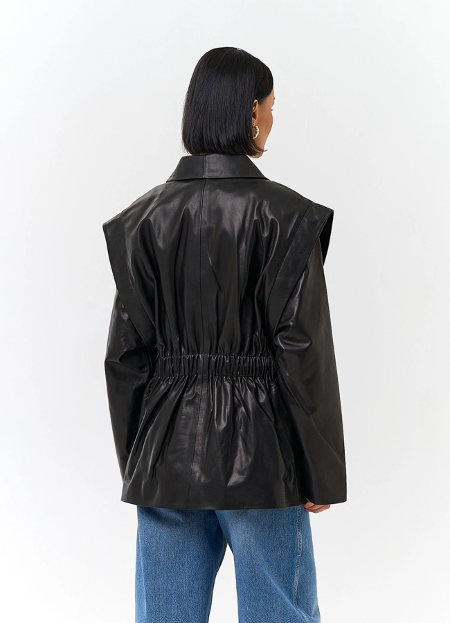 фото Женская куртка из натуральной кожи с акцентными плечами модель № 32884