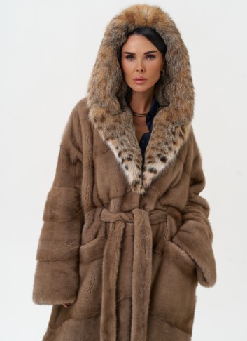 Женская шуба из меха норки с капюшоном из меха рыси