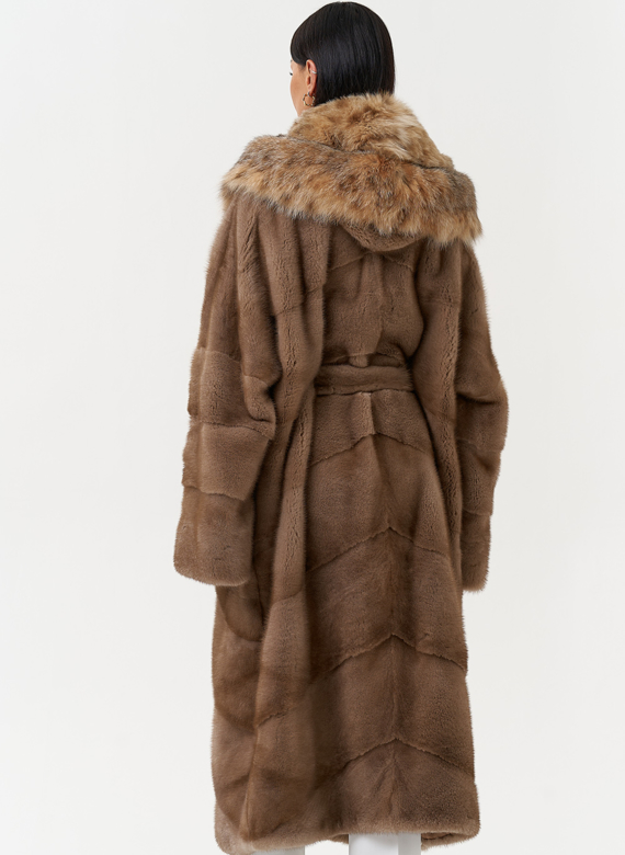 Женская шуба из меха норки с капюшоном из меха рыси