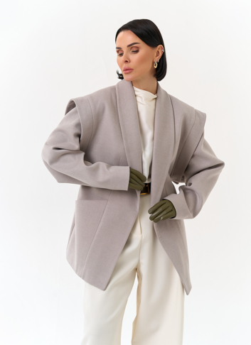 Женское укороченное пальто с акцентными плечами