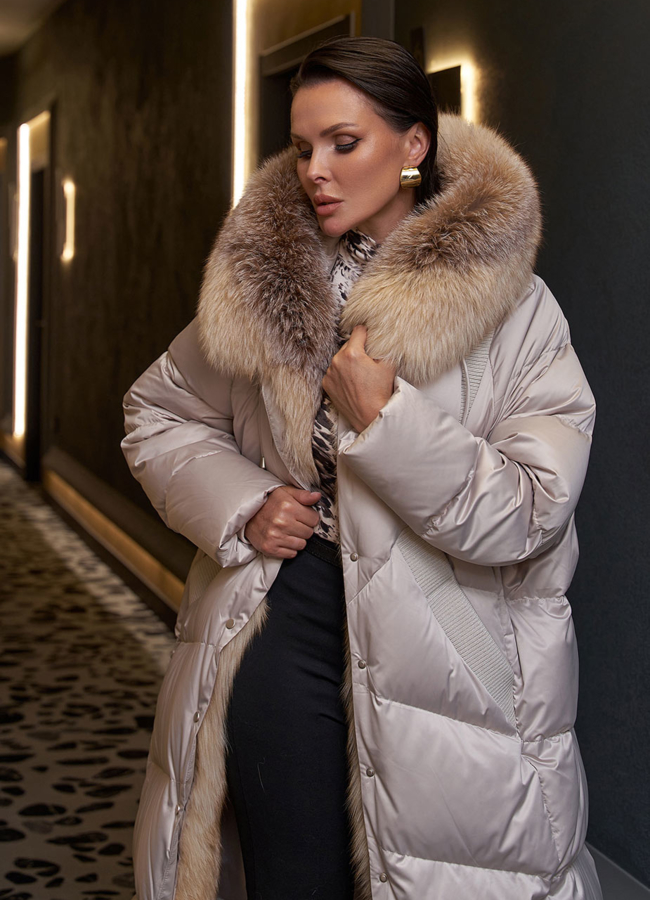 Пуховик с отделкой капюшона из меха лисы модель № 26074 в кредит