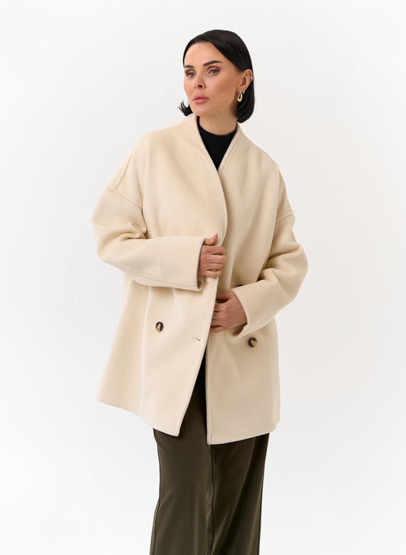 Светлое укороченное пальто с поясом